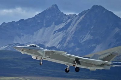 再炒中国战机数量,美国专家称轻视中国将是件非常危险的事