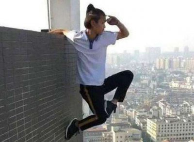 2017年,吴永宁拍摄极限视频,从百米高楼坠亡,继父:不是跌死的