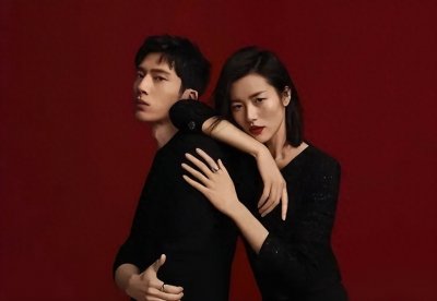 ​关系曝光一年！刘雯打扮越发中性，跟井柏然约会像两个男人手牵手