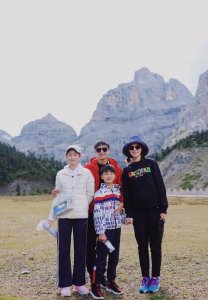 ​森碟长大了，一个人出席活动不怯场，扎葫芦辫摆拍五官越来越像爸