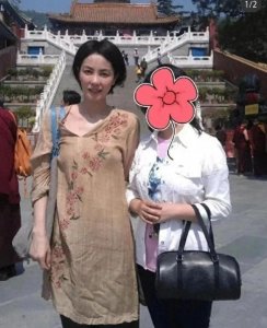 ​53岁的王菲素颜现身寺庙，皮肤白皙紧致，身材却干瘪的像个老太太