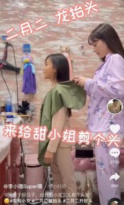 ​李小璐亲自为甜馨理发，素颜穿睡衣跪地打扫，家中豪华化妆间曝光