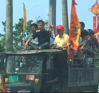 在现场看海南民俗“穿杖”