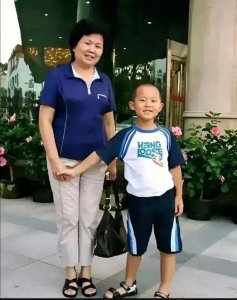 ​邢质斌退休后，在家门口和孙子拍了一张留影，记录了~