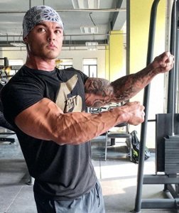 ​四届健体冠军杰瑞米中国行，学武术，网友：不要炫耀你的指甲