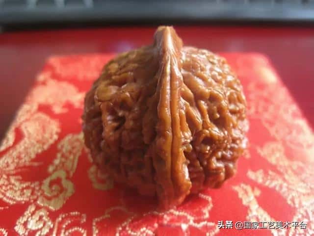 什么核桃适合把玩(手玩的核桃什么样的最好)