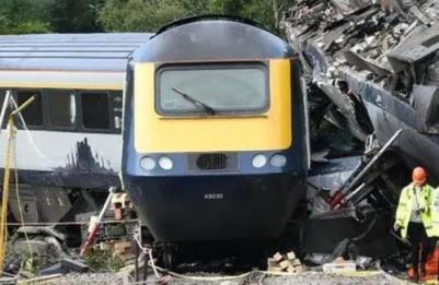 美国又一列装危险品火车脱轨(美国火车脱轨的严重事故)