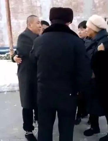 娘对即将被执行安乐死的儿子喊：念阿弥陀佛！大声念！