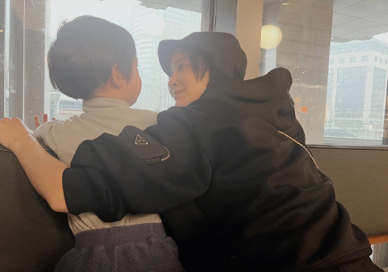 袁弘聚餐忙照顾父母，张歆艺全程带娃分工明确，四坨长得超像妈妈