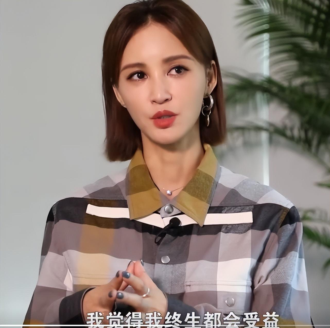 袁弘聚餐忙照顾父母，张歆艺全程带娃分工明确，四坨长得超像妈妈