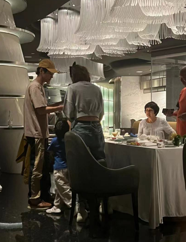 袁弘聚餐忙照顾父母，张歆艺全程带娃分工明确，四坨长得超像妈妈