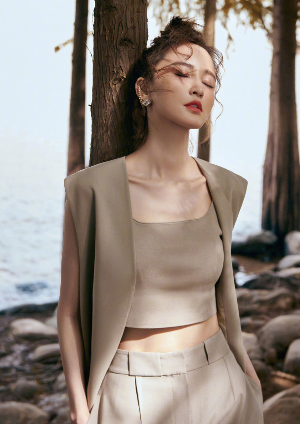 袁弘聚餐忙照顾父母，张歆艺全程带娃分工明确，四坨长得超像妈妈