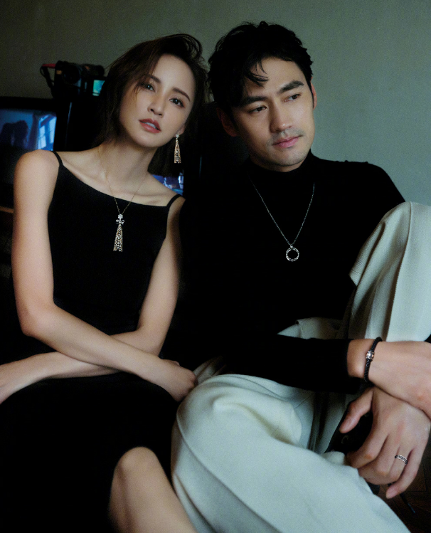 袁弘聚餐忙照顾父母，张歆艺全程带娃分工明确，四坨长得超像妈妈