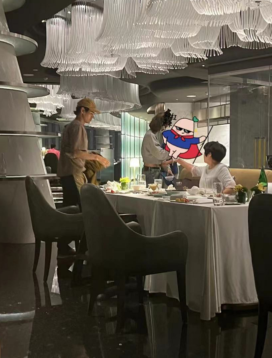 袁弘聚餐忙照顾父母，张歆艺全程带娃分工明确，四坨长得超像妈妈