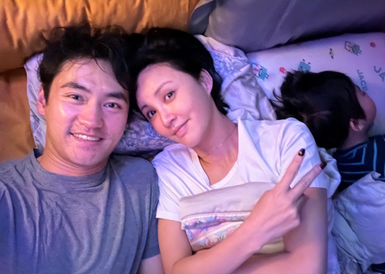 袁弘聚餐忙照顾父母，张歆艺全程带娃分工明确，四坨长得超像妈妈