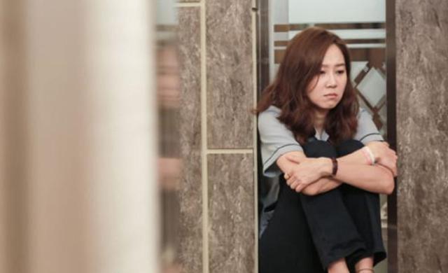 可悲！继张紫妍事件后又一女星被毁：曾遭“倒挂金钩”各种新花样