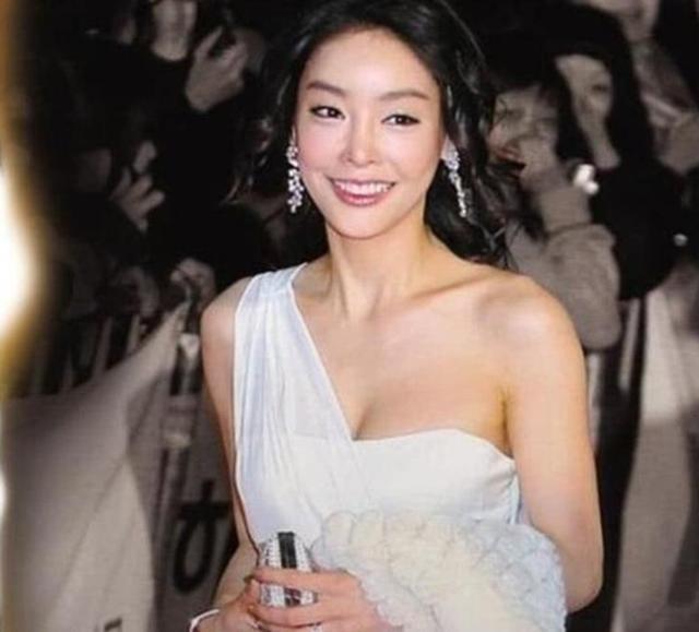 可悲！继张紫妍事件后又一女星被毁：曾遭“倒挂金钩”各种新花样