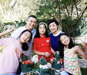 ​张嘉译与家人罕见同框！女儿胖乎乎和爸爸如复制
