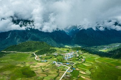 ​中国和尼泊尔，边境风光很美丽