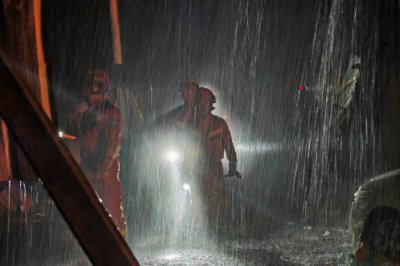 现场直击!广州白云遭遇强龙卷,深夜暴雨中持续实施救援