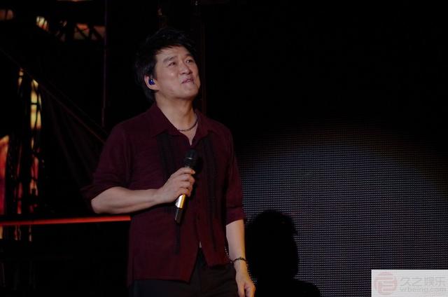 周华健演唱会成龙突然上台献花(成龙助阵周华健北京演唱会)(1)