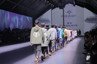 ​左建华：顺市顺势，锦荣商贸城18岁依然“青春young”