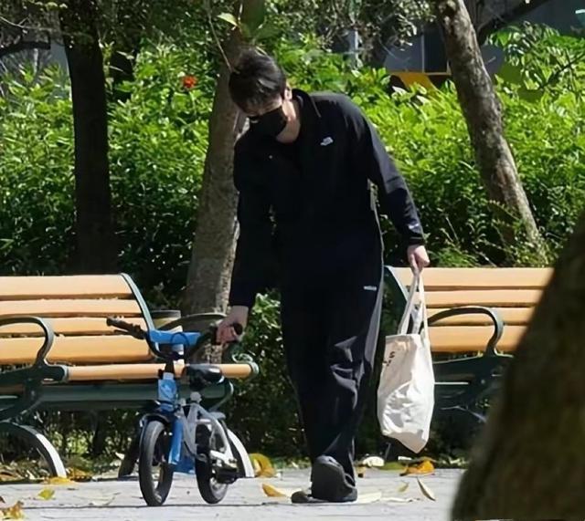 又被他俩秀到！赵又廷高圆圆路边搂肩吻 结婚十年依旧甜蜜！