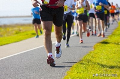 ​女子在马拉松场外当众脚踢警察，警方通报：已被采取刑事强制措施