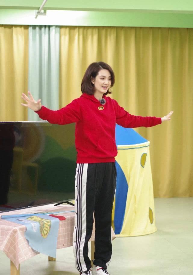 洪欣亮相综艺节目，衣品和气质一流，张丹峰是瞎了吧？