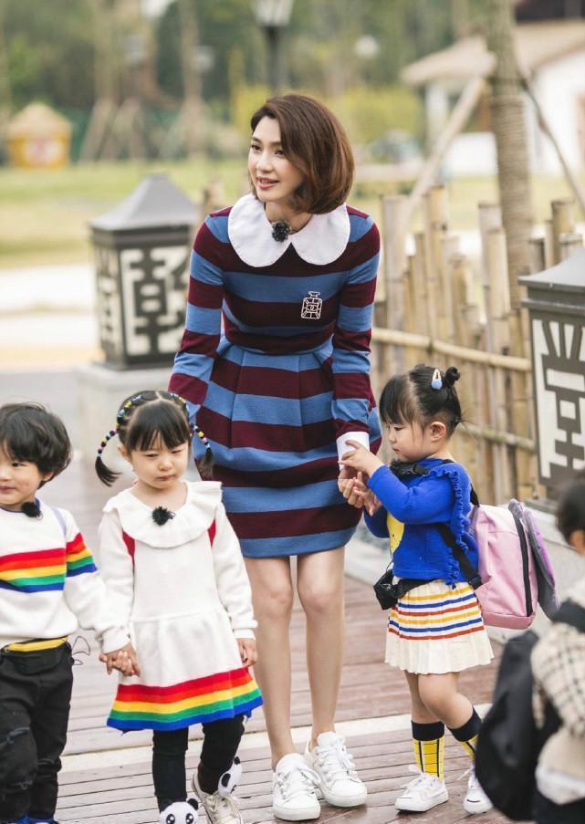 洪欣亮相综艺节目，衣品和气质一流，张丹峰是瞎了吧？