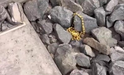 ​女子火车如厕130g黄金掉落铁轨，民警4小时徒步寻回