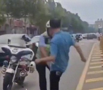 ​冲动是魔鬼！山东男子暴打交警后续：或判暴力袭警罪，如今已后