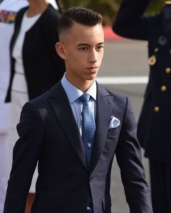 ​摩洛哥王子17岁，曾是拒绝吻手礼的傲娇小王子，如今长成翩翩少年