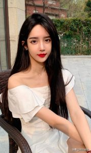 ​这是艾比最让人惊艳的一次，穿短裙搭“死亡黑袜”，腿还堪比电棒