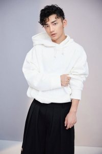 ​蒋龙时尚大片曝光 清爽简约散发少年朝气