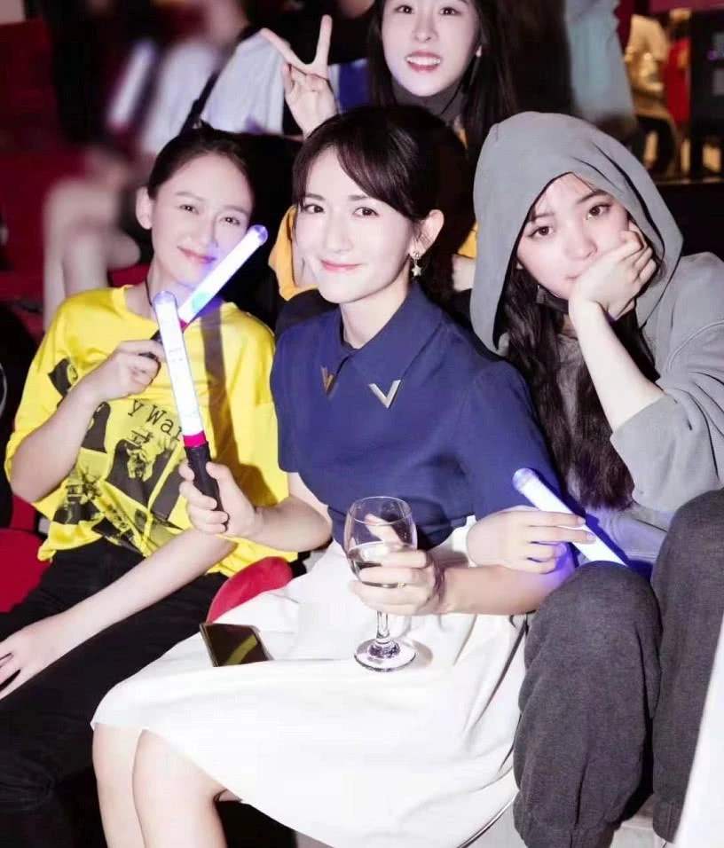 张碧晨张杰拥抱绯闻缠身遭非议？张碧晨懒理绯闻演唱会现场现身？