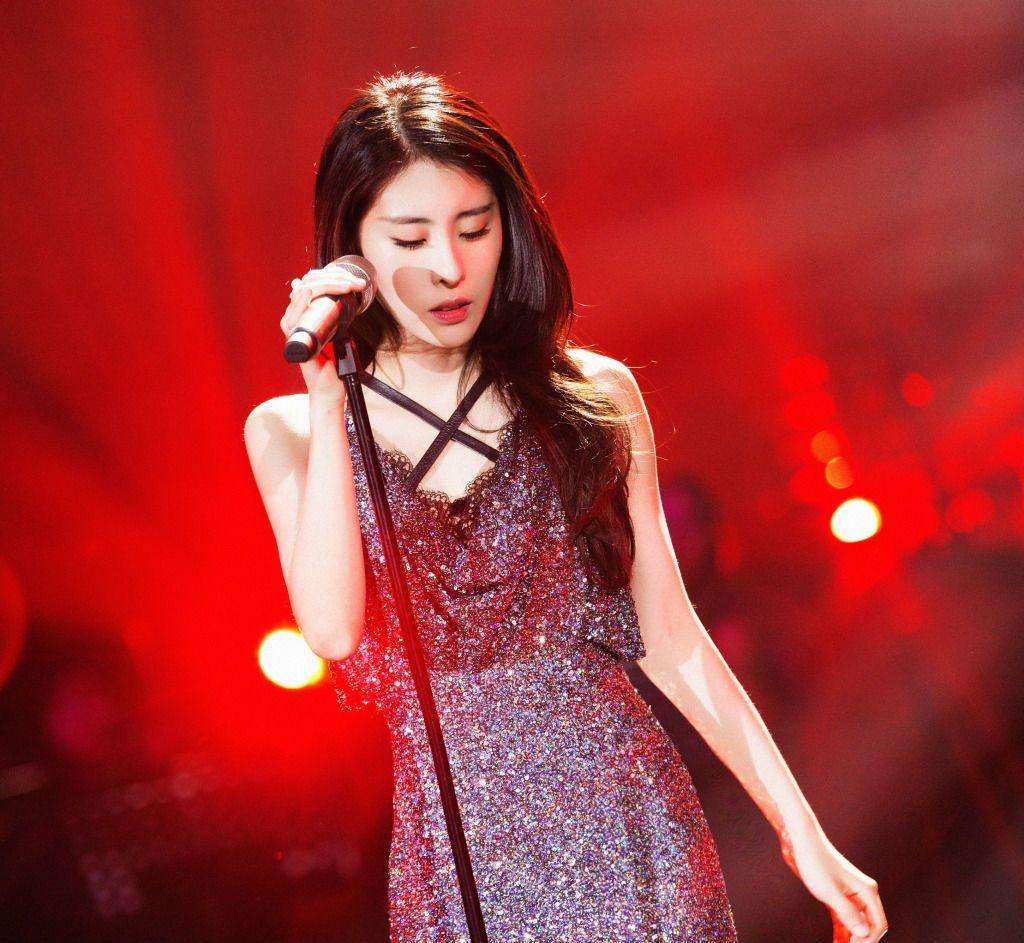 张碧晨张杰拥抱绯闻缠身遭非议？张碧晨懒理绯闻演唱会现场现身？