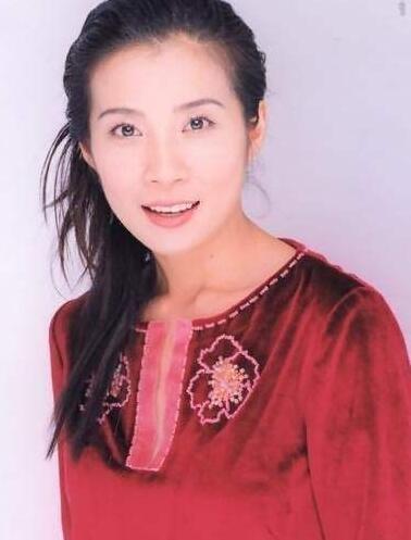 她曾红遍两岸三地 现49岁岳翎和老公定居温哥华生活平静闲适