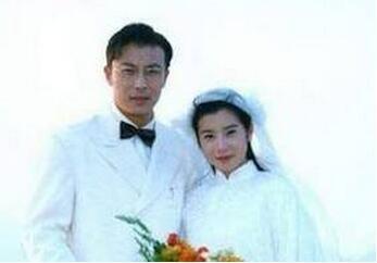 她曾红遍两岸三地 现49岁岳翎和老公定居温哥华生活平静闲适