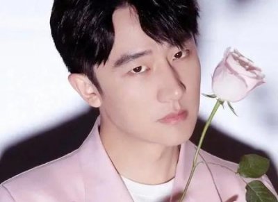 ​黄轩公布恋情(黄轩官宣恋情女友是谁)