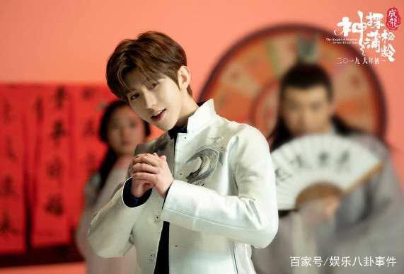 蔡徐坤的资源有多好？和杨幂搭档拜年，跟成龙合唱“教跳舞”！