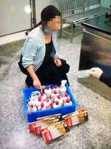 ​惊了！女子双腿绑 14 瓶茅台入境，被海关截查