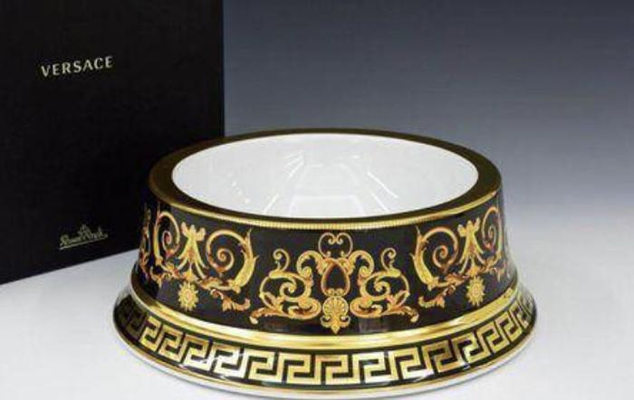 Supreme的棺材，LV的避孕套，Tiffany的泡泡水...有钱人的行为也太迷惑了！