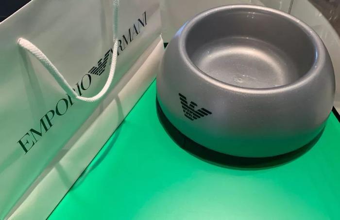 Supreme的棺材，LV的避孕套，Tiffany的泡泡水...有钱人的行为也太迷惑了！