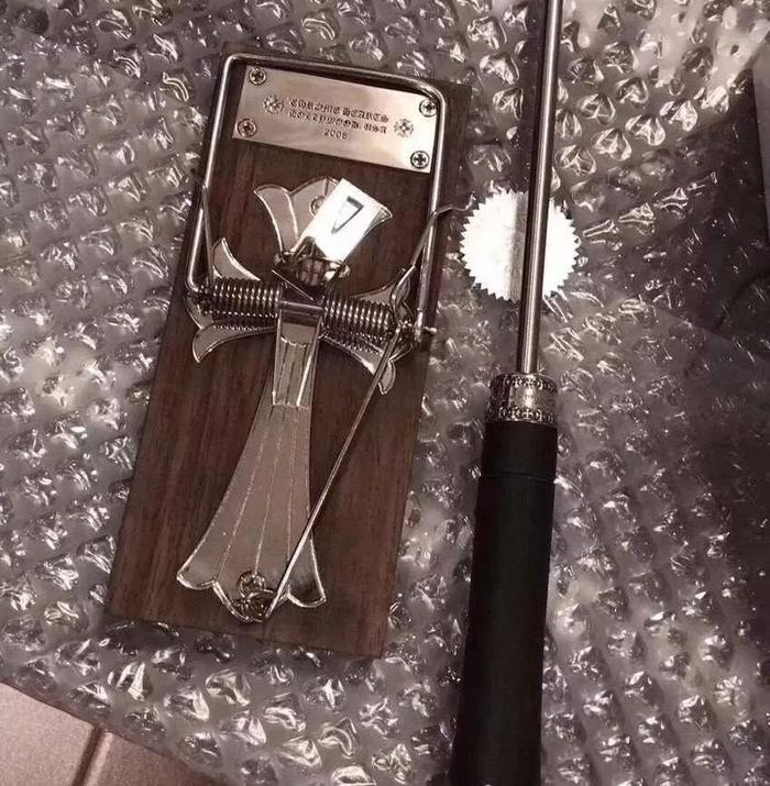 Supreme的棺材，LV的避孕套，Tiffany的泡泡水...有钱人的行为也太迷惑了！