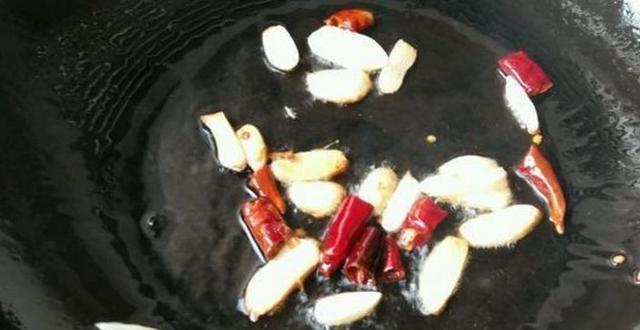 爆炒泥鳅时，大部分人没有掌握这个技巧，难怪泥鳅很腥有异味