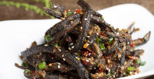 爆炒泥鳅时，大部分人没有掌握这个技巧，难怪泥鳅很腥有异味