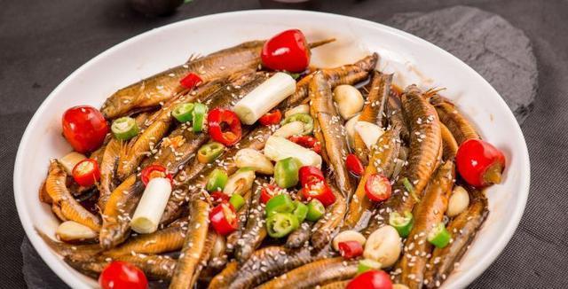 爆炒泥鳅时，大部分人没有掌握这个技巧，难怪泥鳅很腥有异味