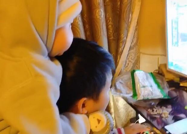 “游戏大神奶爸”带娃走红，坐在奶爸肩膀上的萌娃眼睛都要瞪直了