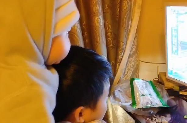 “游戏大神奶爸”带娃走红，坐在奶爸肩膀上的萌娃眼睛都要瞪直了